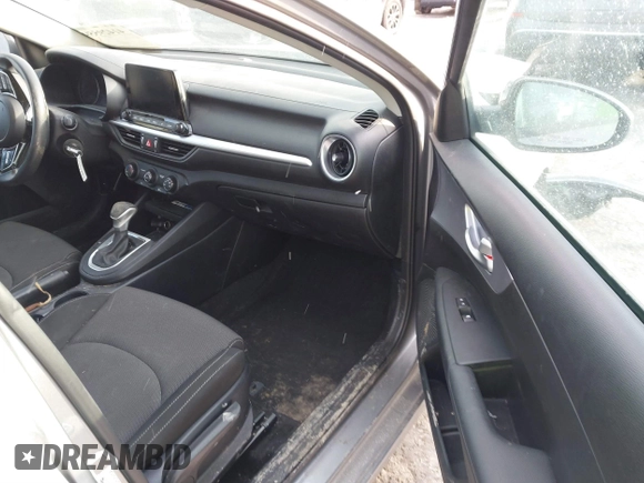 2023 Kia Forte LXS z VIN 3KPF24AD8PE595503, wystawiony jako IAAI lot #41429559 z przebiegiem 43 630 mil mil oraz . Historia ofert i sprzedaży dostępna na DreamBid. Obrazek 5.