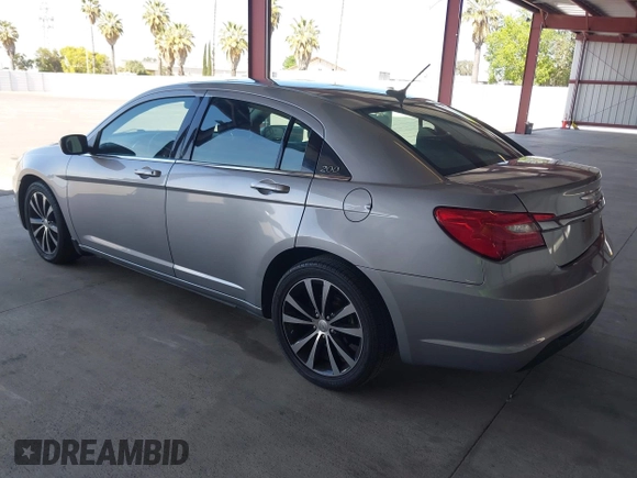 2014 Chrysler 200 Touring z VIN 1C3CCBBB0EN117901, wystawiony jako IAAI lot #42207392 z przebiegiem 110 786 mil mil oraz . Historia ofert i sprzedaży dostępna na DreamBid. Obrazek 3.