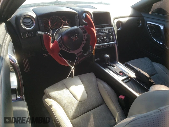 2009 Nissan GT-R Premium z VIN JN1AR54F49M252803, wystawiony jako Copart lot #83905134 z przebiegiem Nie podano mil oraz Nie do naprawy • Non repairable. Historia ofert i sprzedaży dostępna na DreamBid. Obrazek 8.