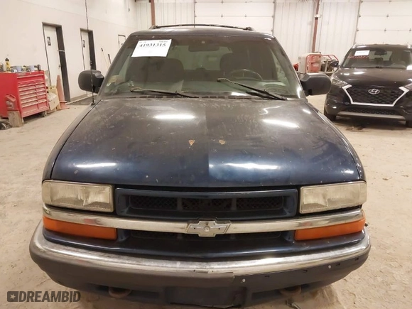 2000 Chevrolet Blazer LT with VIN 1GNDT13W8Y2141694, listed as a IAAI auction lot 41931315 with 251,945 mi miles. Bid and sale history available at carsss.com. Image 6.