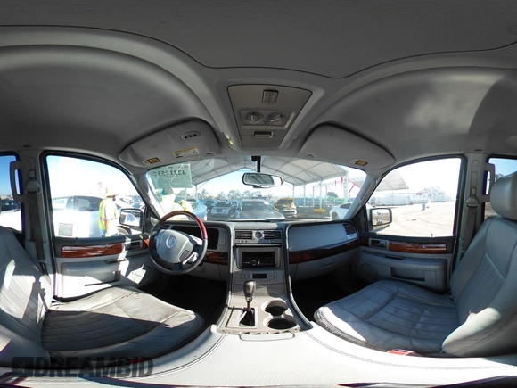 2004 Lincoln Navigator Luxury z VIN 5LMFU27R04LJ40304, wystawiony jako IAAI lot #42212537 z przebiegiem 157 014 mil mil oraz . Historia ofert i sprzedaży dostępna na DreamBid. Obrazek 19.