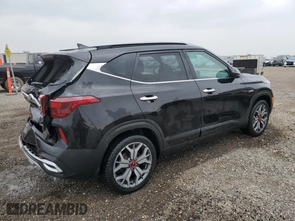 2021 Kia Seltos SX z VIN KNDETCA23M7145724, wystawiony jako Copart lot #60675105 z przebiegiem 108 324 mil mil oraz Szkoda całkowita • Salvage title. Historia ofert i sprzedaży dostępna na DreamBid. Obrazek 3.