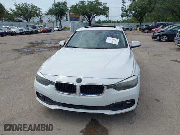 2017 BMW 3 Series 320i z VIN WBA8E1G51HNU12483, wystawiony jako IAAI lot #42339324 z przebiegiem Nie podano mil oraz . Historia ofert i sprzedaży dostępna na DreamBid. Obrazek 6.