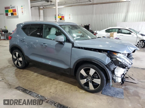 2020 Volvo XC40 Momentum z VIN YV4162UK4L2200587, wystawiony jako Copart lot #55737555 z przebiegiem 32 785 mil mil oraz Szkoda całkowita • Salvage title. Historia ofert i sprzedaży dostępna na DreamBid. Obrazek 4.
