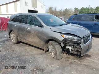 2019 Kia Sorento LX z VIN 5XYPGDA30KG555943, wystawiony jako IAAI lot #42117301 z przebiegiem 68 342 mil mil oraz . Historia ofert i sprzedaży dostępna na DreamBid. Obrazek 1.