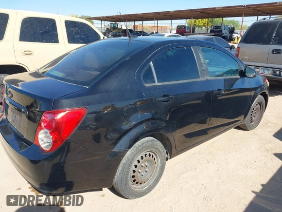 2013 Chevrolet Sonic LS z VIN 1G1JA5SH5D4133278, wystawiony jako IAAI lot #41957054 z przebiegiem 2 426 mil mil oraz . Historia ofert i sprzedaży dostępna na DreamBid. Obrazek 4.
