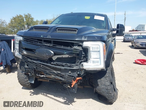 2018 Ford Super Duty F-250 SRW XL with VIN 1FT7W2BTXJEB99241, listed as a IAAI auction lot 41761108 with 215,843 mi miles. Bid and sale history available at carsss.com. Image 6.