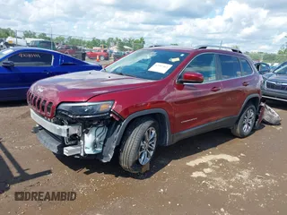 2019 Jeep Cherokee Latitude Plus z VIN 1C4PJLLN2KD147453, wystawiony jako IAAI lot #42552461 z przebiegiem 84 456 mil mil oraz . Historia ofert i sprzedaży dostępna na DreamBid. Obrazek 2.