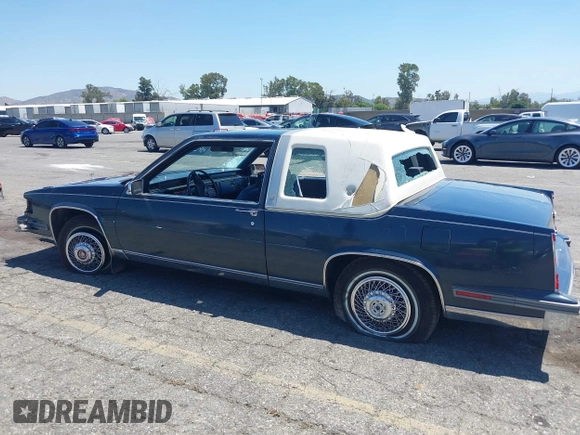1986 Cadillac DeVille z VIN 1G6CD4783G4204155, wystawiony jako IAAI lot #42229194 z przebiegiem 131 360 mil mil oraz . Historia ofert i sprzedaży dostępna na DreamBid. Obrazek 14.