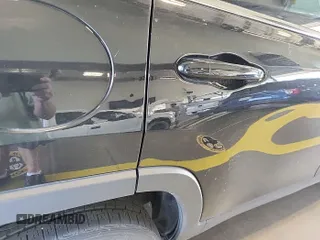 2021 Jeep Cherokee Latitude Plus z VIN 1C4PJLLB5MD223983, wystawiony jako IAAI lot #42741294 z przebiegiem 49 704 mil mil oraz . Historia ofert i sprzedaży dostępna na DreamBid. Obrazek 6.