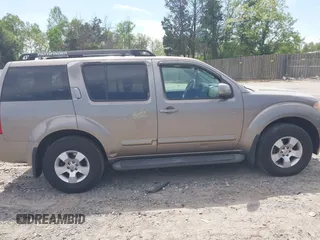 2006 Nissan Pathfinder SE z VIN 5N1AR18W56C642984, wystawiony jako IAAI lot #42063835 z przebiegiem 158 685 mil mil oraz . Historia ofert i sprzedaży dostępna na DreamBid. Obrazek 13.