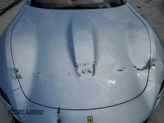 2022 Ferrari Roma z VIN ZFF98RNA1N0279070, wystawiony jako Copart lot #61832983 z przebiegiem Nie podano mil oraz Szkody całkowita. Historia ofert i sprzedaży dostępna na DreamBid. Obrazek 11.