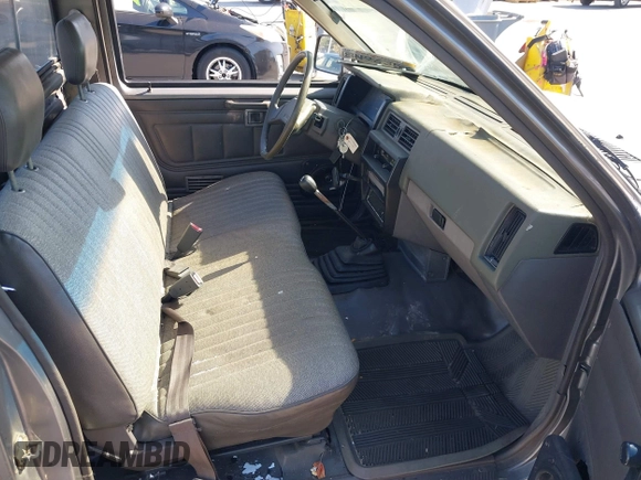 1988 Nissan Hardbody z VIN 1N6ND11S0JC345025, wystawiony jako IAAI lot #41899460 z przebiegiem 132 502 mil mil oraz . Historia ofert i sprzedaży dostępna na DreamBid. Obrazek 8.