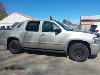 2007 Chevrolet Avalanche LTZ z VIN 3GNFK12357G123484, wystawiony jako IAAI lot #41881886 z przebiegiem 181 223 mil mil oraz . Historia ofert i sprzedaży dostępna na DreamBid. Obrazek 14.
