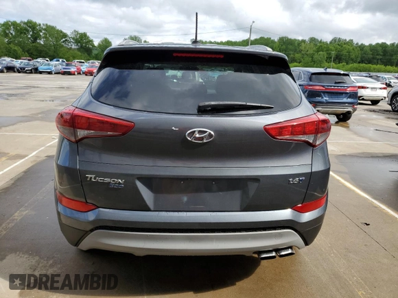 2017 Hyundai Tucson Value z VIN KM8J33A24HU421376, wystawiony jako Copart lot #55643095 z przebiegiem 91 497 mil mil oraz Czysty tytuł • Clean title. Historia ofert i sprzedaży dostępna na DreamBid. Obrazek 6.