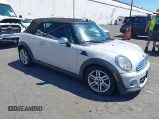 2011 MINI Convertible z VIN WMWZN3C55BT133238, wystawiony jako IAAI lot #42406944 z przebiegiem 131 544 mil mil oraz . Historia ofert i sprzedaży dostępna na DreamBid. Obrazek 1.