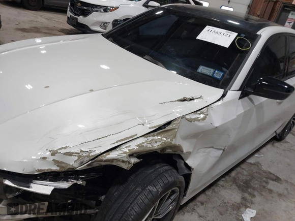 2019 BMW 3 Series 330i xDrive with VIN WBA5R7C55KAJ83482, listed as a IAAI auction lot 41565321 with 126,536 mi miles. Bid and sale history available at carsss.com. Image 18.