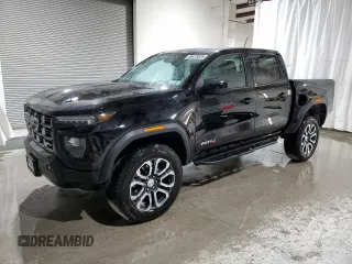 2024 GMC Canyon 4WD AT4 z VIN 1GTP6DEK8R1253511, wystawiony jako Copart lot #56475835 z przebiegiem 1912 mil mil oraz Szkody całkowita. Historia ofert i sprzedaży dostępna na DreamBid. Obrazek 1.