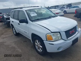 2005 GMC Envoy SLT z VIN 1GKDS13S052357788, wystawiony jako IAAI lot #42138662 z przebiegiem 88 608 mil mil oraz . Historia ofert i sprzedaży dostępna na DreamBid. Obrazek 1.
