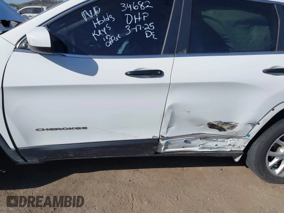 2018 Jeep Cherokee Latitude Tech Connect z VIN 1C4PJLCB3JD566741, wystawiony jako IAAI lot #41855103 z przebiegiem 97 829 mil mil oraz . Historia ofert i sprzedaży dostępna na DreamBid. Obrazek 6.