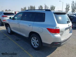 2011 Toyota Highlander with VIN 5TDZK3EH4BS039725, listed as a IAAI auction lot 41434516 with 220,992 mi miles. Bid and sale history available at carsss.com. Image 3.