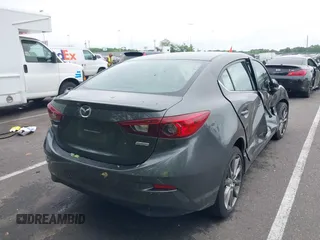 2018 Mazda 3 Touring z VIN 3MZBN1V31JM268280, wystawiony jako IAAI lot #42276418 z przebiegiem 58 366 mil mil oraz . Historia ofert i sprzedaży dostępna na DreamBid. Obrazek 4.