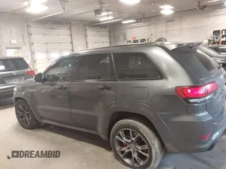 2018 Jeep Grand Cherokee SRT z VIN 1C4RJFDJ6JC432683, wystawiony jako IAAI lot #41971436 z przebiegiem 113 078 mil mil oraz . Historia ofert i sprzedaży dostępna na DreamBid. Obrazek 13.