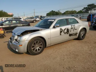 2006 Chrysler 300 C z VIN 2C3LA63H96H304208, wystawiony jako Copart lot #53245065 z przebiegiem 104 112 mil mil oraz Szkoda całkowita • Salvage title. Historia ofert i sprzedaży dostępna na DreamBid. Obrazek 1.