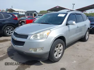 2012 Chevrolet Traverse 1LT z VIN 1GNKVGED0CJ156706, wystawiony jako IAAI lot #42059502 z przebiegiem 138 935 mil mil oraz . Historia ofert i sprzedaży dostępna na DreamBid. Obrazek 17.