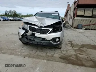2013 Kia Sorento LX z VIN 5XYKT4A67DG355452, wystawiony jako Copart lot #54902255 z przebiegiem 188 949 mil mil oraz Szkoda całkowita • Salvage title. Historia ofert i sprzedaży dostępna na DreamBid. Obrazek 15.