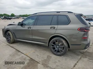 2024 BMW X7 xDrive40i z VIN 5UX23EM03R9U96572, wystawiony jako Copart lot #54822015 z przebiegiem Nie podano mil oraz Szkody całkowita. Historia ofert i sprzedaży dostępna na DreamBid. Obrazek 2.