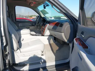 2009 Chevrolet Tahoe 2LT z VIN 1GNFC230X9R291177, wystawiony jako IAAI lot #41965944 z przebiegiem 71 073 mil mil oraz . Historia ofert i sprzedaży dostępna na DreamBid. Obrazek 5.