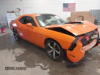 2014 Dodge Challenger R/T Plus z VIN 2C3CDYBT7EH234165, wystawiony jako IAAI lot #41257680 z przebiegiem Nie podano mil oraz . Historia ofert i sprzedaży dostępna na DreamBid. Obrazek 1.