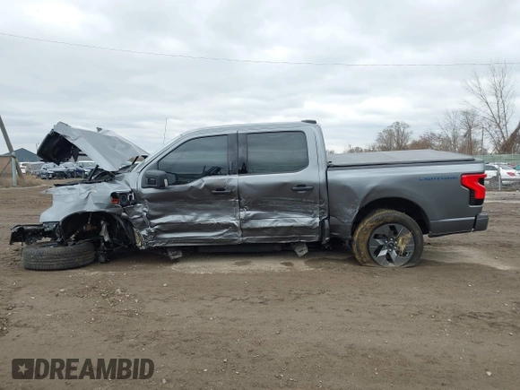 2024 Ford F-150 Lightning XLT z VIN 1FTVW3LK0RWG14334, wystawiony jako IAAI lot #41856218 z przebiegiem 2 037 mil mil oraz . Historia ofert i sprzedaży dostępna na DreamBid. Obrazek 14.