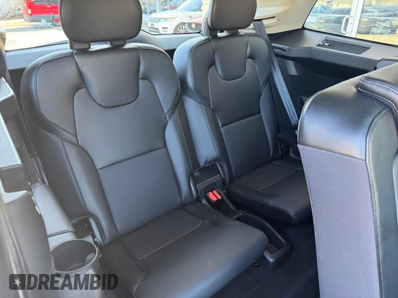 2023 Volvo XC90 Core z VIN YV4L12PVXP1904480, wystawiony jako Copart lot #57854415 z przebiegiem 144 584 mil mil oraz Czysty tytuł • Clean title. Historia ofert i sprzedaży dostępna na DreamBid. Obrazek 10.