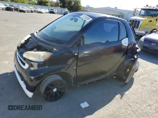 2009 Smart fortwo Pure z VIN WMEEJ31X49K253051, wystawiony jako Copart lot #70193934 z przebiegiem Nie podano mil oraz Szkody całkowita. Historia ofert i sprzedaży dostępna na DreamBid. Obrazek 1.