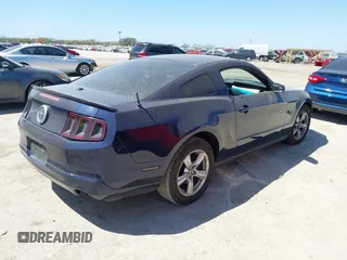2012 Ford Mustang Premium z VIN 1ZVBP8AM8C5230118, wystawiony jako IAAI lot #41783944 z przebiegiem 113 851 mil mil oraz . Historia ofert i sprzedaży dostępna na DreamBid. Obrazek 4.