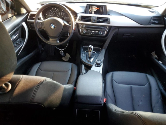 2016 BMW 3 Series 320i xDrive z VIN WBA8A3C52GK688328, wystawiony jako Copart lot #86874304 z przebiegiem 84 764 mil mil oraz Szkoda całkowita • Salvage title. Historia ofert i sprzedaży dostępna na DreamBid. Obrazek 8.