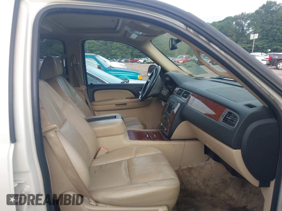 2008 Chevrolet Suburban LTZ z VIN 1GNFC160X8R221599, wystawiony jako IAAI lot #42774069 z przebiegiem 135 406 mil mil oraz . Historia ofert i sprzedaży dostępna na DreamBid. Obrazek 5.