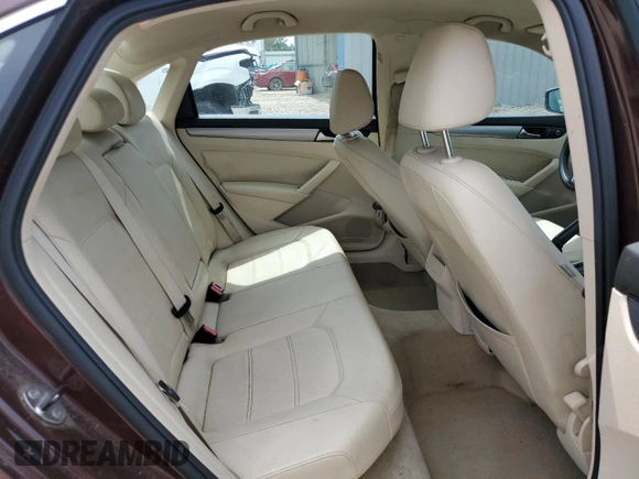 2014 Volkswagen Passat S z VIN 1VWAS7A33EC043895, wystawiony jako Copart lot #58200225 z przebiegiem 111 682 mil mil oraz Czysty tytuł • Clean title. Historia ofert i sprzedaży dostępna na DreamBid. Obrazek 10.