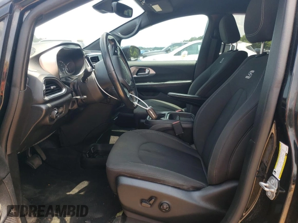 2019 Chrysler Pacifica Touring Plus with VIN 2C4RC1FG5KR603902, listed as a Copart auction lot 58475535 with 136,017 mi miles and Salvage title. Bid and sale history available at DreamBid. Image 7.