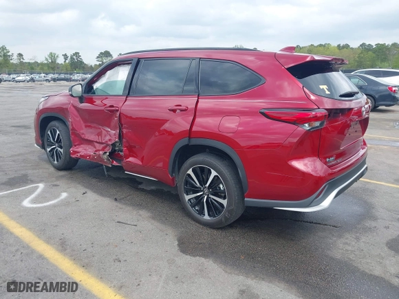 2022 Toyota Highlander XSE with VIN 5TDLZRAH6NS132390, listed as a IAAI auction lot 41945526 with 33,730 mi miles. Bid and sale history available at carsss.com. Image 3.