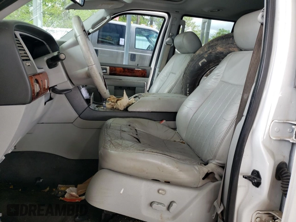 2006 Lincoln Navigator Luxury z VIN 5LMFU28516LJ01056, wystawiony jako Copart lot #55168095 z przebiegiem Nie podano mil oraz Szkoda całkowita • Salvage title. Historia ofert i sprzedaży dostępna na DreamBid. Obrazek 7.