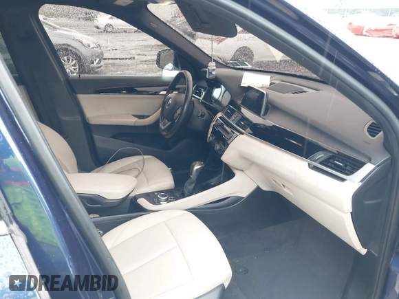 2019 BMW X1 sDrive28i z VIN WBXHU7C5XK5L10933, wystawiony jako IAAI lot #41931162 z przebiegiem 55 308 mil mil oraz . Historia ofert i sprzedaży dostępna na DreamBid. Obrazek 5.