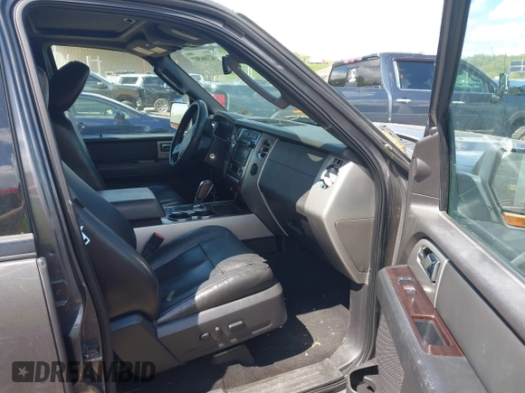 2010 Ford Expedition Max Limited z VIN 1FMJK2A59AEA06884, wystawiony jako IAAI lot #42166507 z przebiegiem 104 712 mil mil oraz . Historia ofert i sprzedaży dostępna na DreamBid. Obrazek 5.
