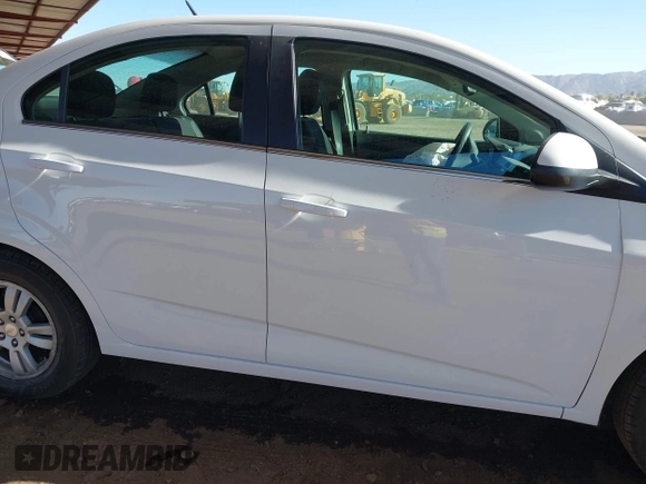 2014 Chevrolet Sonic LT z VIN 1G1JC5SH4E4171516, wystawiony jako IAAI lot #41163056 z przebiegiem 92 362 mil mil oraz . Historia ofert i sprzedaży dostępna na DreamBid. Obrazek 13.