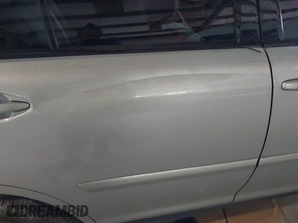 2004 Lexus RX 330 z VIN JTJGA31UX40018944, wystawiony jako IAAI lot #42219158 z przebiegiem 266 762 mil mil oraz . Historia ofert i sprzedaży dostępna na DreamBid. Obrazek 14.