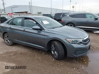 2024 Volkswagen Jetta SE z VIN 3VW7M7BU9RM011999, wystawiony jako IAAI lot #42697218 z przebiegiem 47 078 mil mil oraz . Historia ofert i sprzedaży dostępna na DreamBid. Obrazek 13.