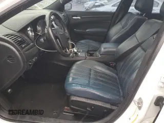 2014 Chrysler 300 S z VIN 2C3CCAGG1EH241876, wystawiony jako Copart lot #57965795 z przebiegiem 129 612 mil mil oraz Szkoda całkowita • Salvage title. Historia ofert i sprzedaży dostępna na DreamBid. Obrazek 7.