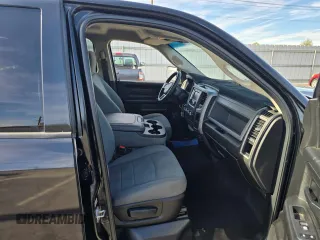 2019 Ram 1500 Tradesman z VIN 1C6RR7FG4KS608001, wystawiony jako Copart lot #54559935 z przebiegiem 53 356 mil mil oraz Szkoda całkowita • Salvage title. Historia ofert i sprzedaży dostępna na DreamBid. Obrazek 5.